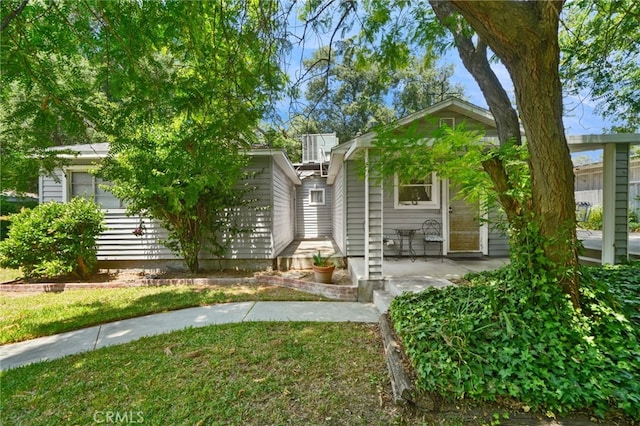 3095 Casitas Ave, Altadena, CA 91001 - view of front of house with a front yard