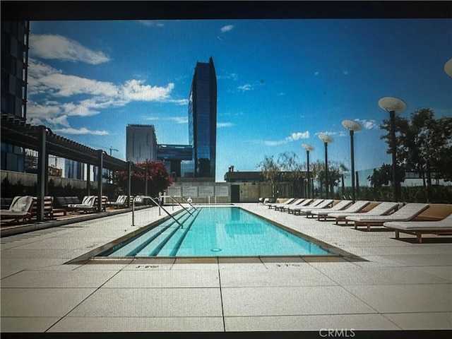 889 Francisco St Unit 2601, Los Angeles, CA 90017 - community pool with a patio area