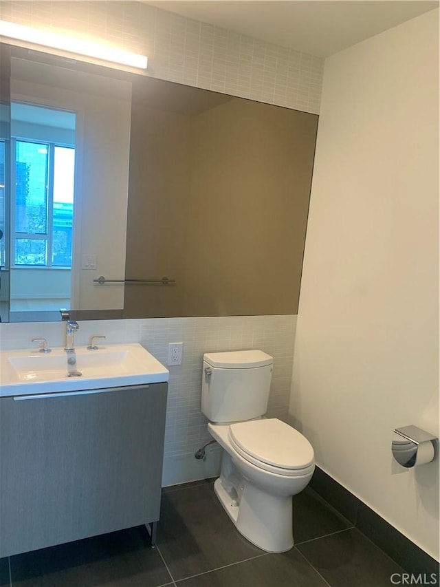 889 Francisco St Unit 2601, Los Angeles, CA 90017 - bathroom with tile patterned floors, toilet, vanity, and tile walls
