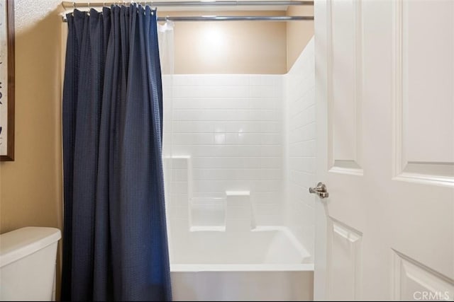 17995 Lacebark Ct, San Bernardino, CA 92407 - full bathroom featuring shower / bathtub combination with curtain and toilet