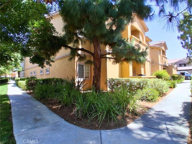 41410 Juniper St Unit 1513, Murrieta, CA 92562 - view of side of home featuring stucco siding