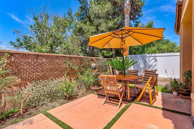 40365 Trenton Ct, Temecula, CA 92591 - fenced backyard with a patio area and outdoor dining area