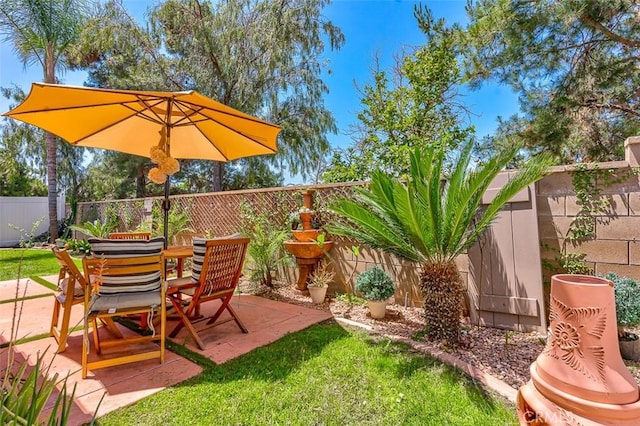 40365 Trenton Ct, Temecula, CA 92591 - fenced backyard with a patio area and outdoor dining space