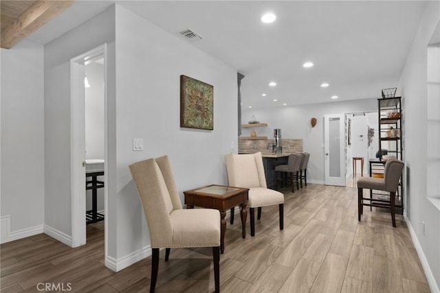 4527 Mockingbird Ln, Banning, CA 92220 - sitting room featuring light wood finished floors, recessed lighting, baseboards, and wet bar