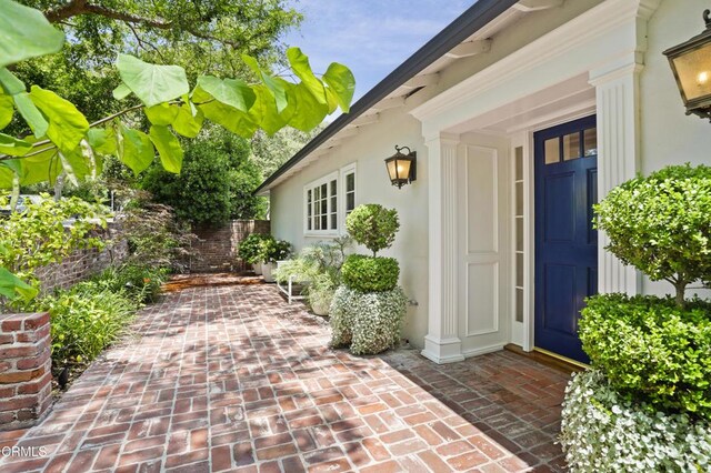 1550 Scenic Dr, Pasadena, CA 91103 - property entrance with stucco siding