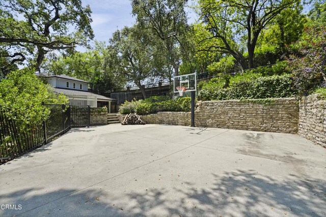1550 Scenic Dr, Pasadena, CA 91103 - view of sport court with basketball hoop