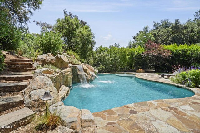 1550 Scenic Dr, Pasadena, CA 91103 - outdoor pool with a patio