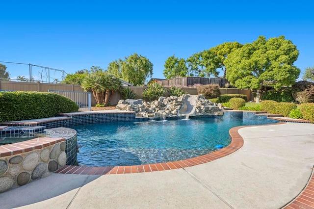 525 Hilo Way, Vista, CA 92081 - view of pool featuring a fenced backyard
