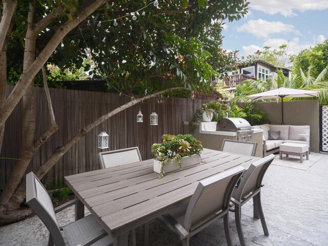265 Coast Blvd Unit 9, La Jolla, CA 92037 - fenced backyard with exterior kitchen, a patio, outdoor lounge area, and outdoor dining space