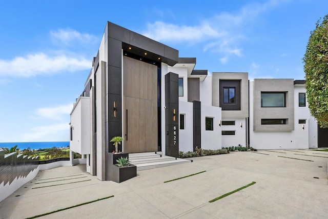 6627 Muirlands Dr, La Jolla, CA 92037 - contemporary house with stucco siding
