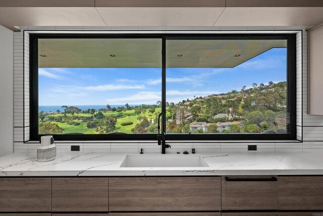 6627 Muirlands Dr, La Jolla, CA 92037 - bathroom with a sink