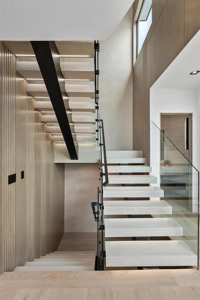 6627 Muirlands Dr, La Jolla, CA 92037 - view of stairway