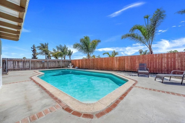 1472 Loma Ln, Chula Vista, CA 91911 - view of swimming pool with a patio and a fenced backyard