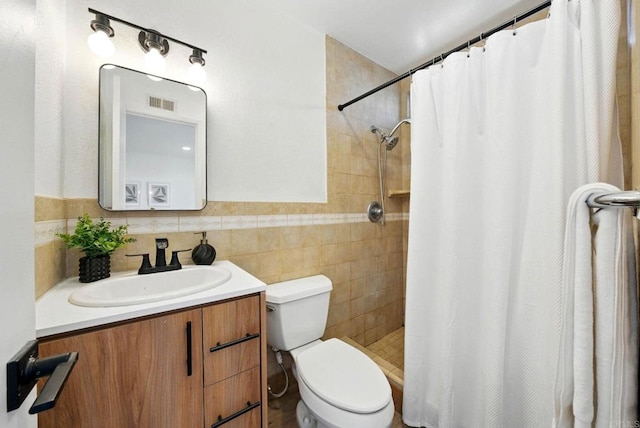 1472 Loma Ln, Chula Vista, CA 91911 - full bathroom with vanity, a tile shower, and tile walls