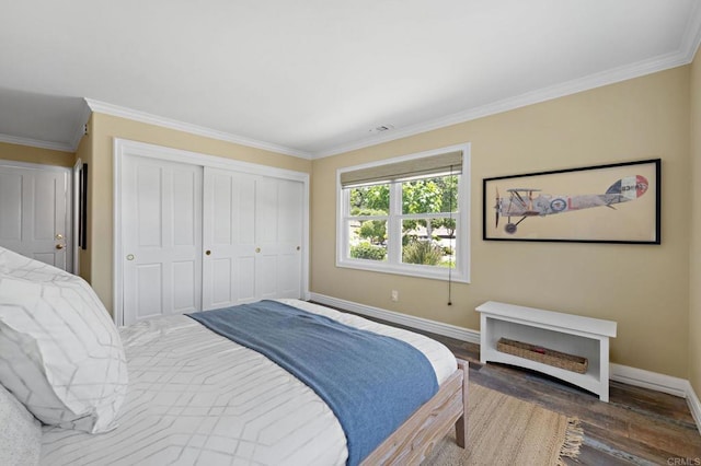 18 Gateview Dr, Fallbrook, CA 92028 - bedroom featuring crown molding, wood finished floors, and a closet