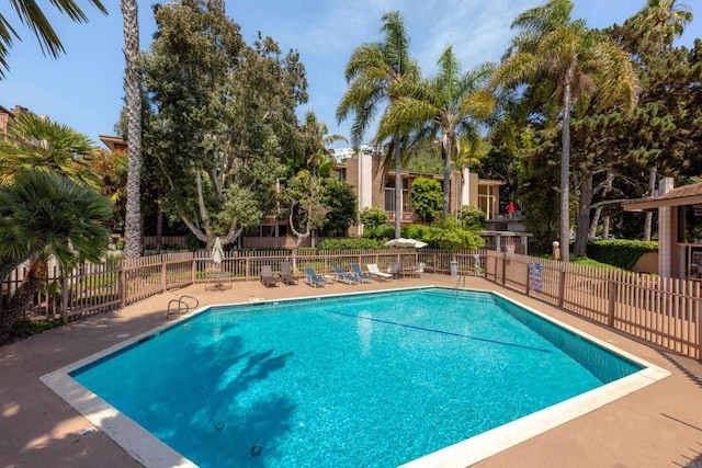 2610 Torrey Pines Rd Unit C21, La Jolla, CA 92037 - community pool with a patio