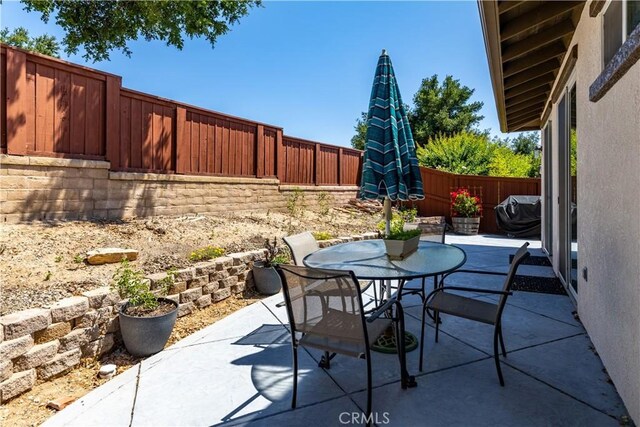 2747 Traditions Loop, Paso Robles, CA 93446 - fenced backyard with outdoor dining space and a patio