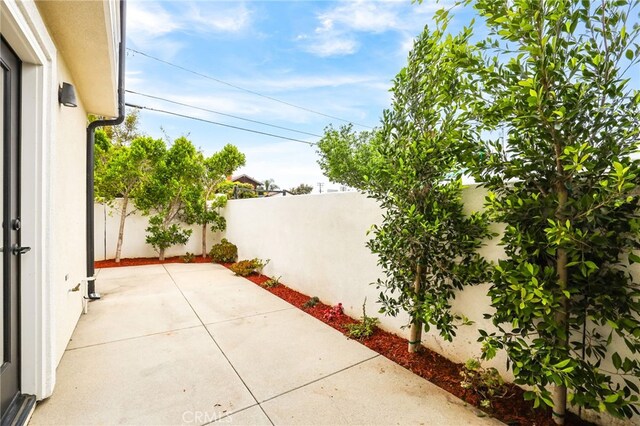 536 Caleigh Ln, Costa Mesa, CA 92627 - fenced backyard with a patio area