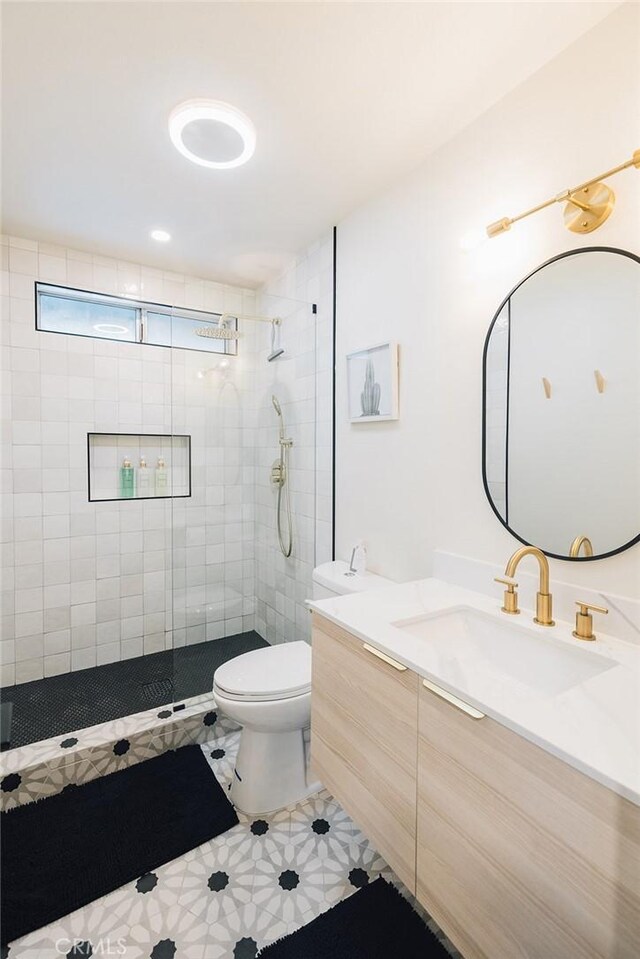 58250 Sierra Vista Dr, Yucca Valley, CA 92284 - bathroom with vanity, tiled shower, toilet, and tile patterned floors
