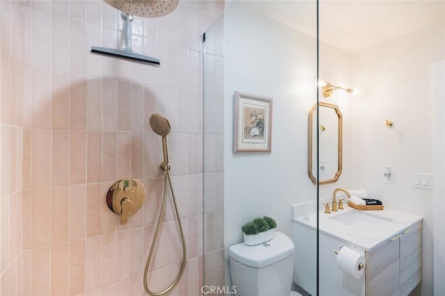 58250 Sierra Vista Dr, Yucca Valley, CA 92284 - full bathroom featuring tiled shower, toilet, and vanity