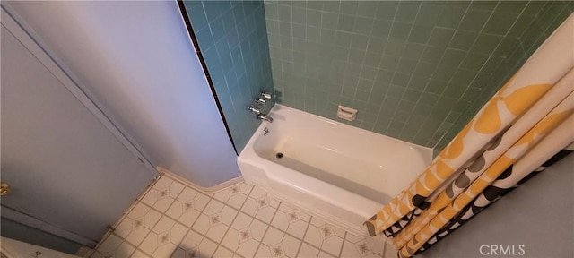 1623 S Sycamore Ave, Los Angeles, CA 90019 - full bath featuring shower / tub combo with curtain and tile patterned floors