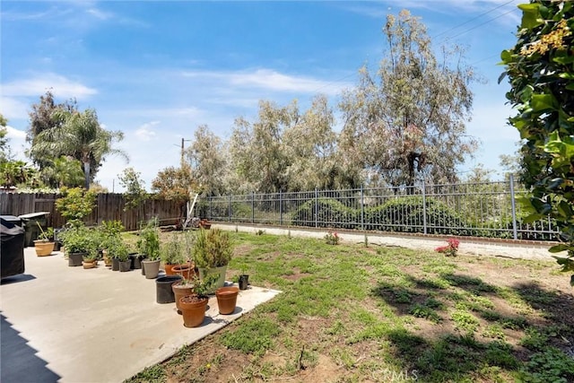 41555 Avenida De La Reina, Temecula, CA 92592 - fenced backyard with a patio