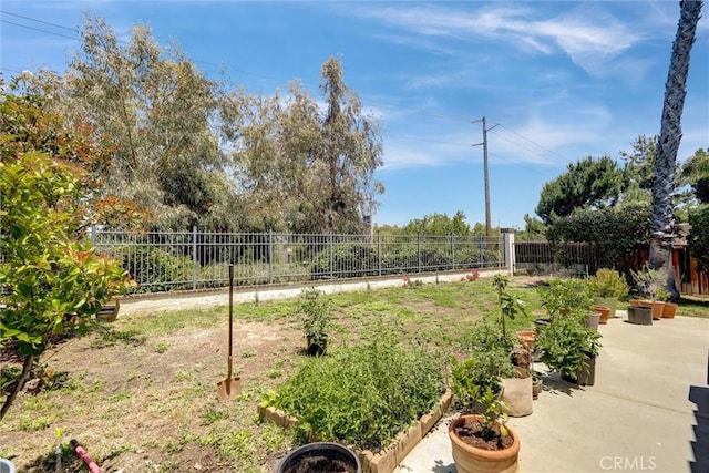 41555 Avenida De La Reina, Temecula, CA 92592 - fenced backyard featuring a garden