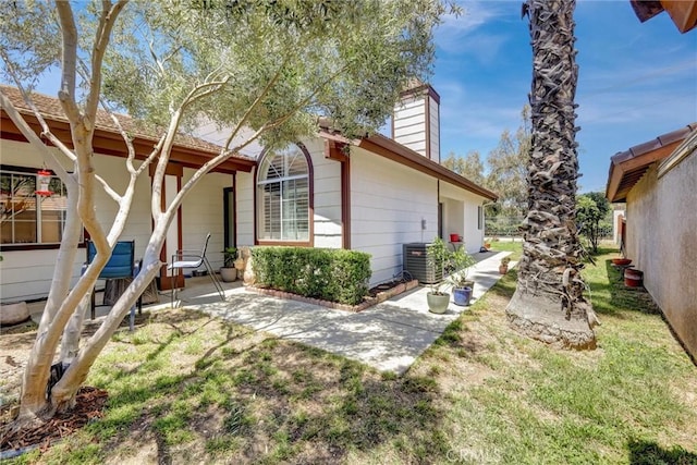 41555 Avenida De La Reina, Temecula, CA 92592 - view of front of home featuring a chimney and a front lawn