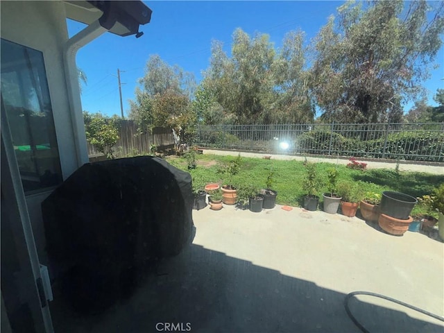 41555 Avenida De La Reina, Temecula, CA 92592 - fenced backyard with a patio and area for grilling