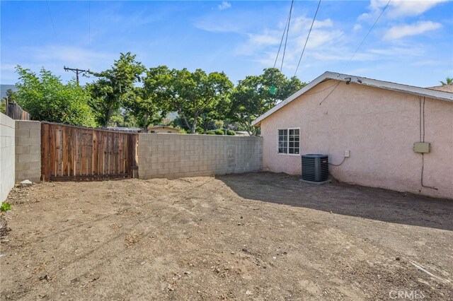 5294 Yosemite Dr, San Bernardino, CA 92407 - view of fenced yard