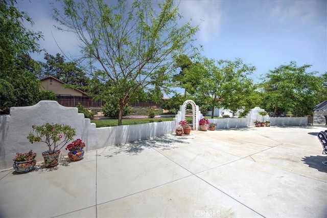 21332 Silver Spur Ln, Wildomar, CA 92595 - fenced backyard featuring a patio area