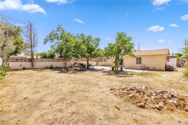 38614 Puerta Ave, Palmdale, CA 93550 - fenced yard featuring a patio