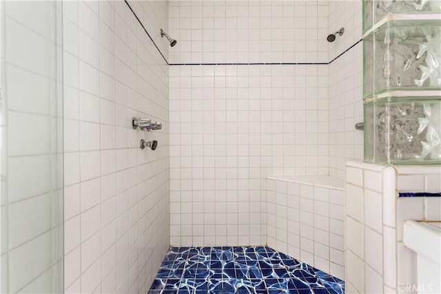 2051 Orizaba Ave Unit 8, Signal Hill, CA 90755 - full bath with tiled shower and tile walls
