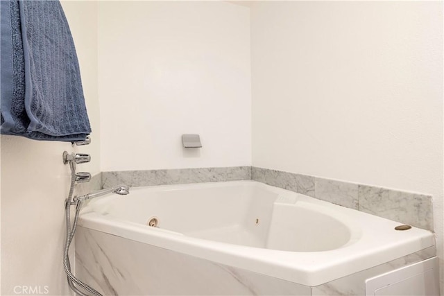 2051 Orizaba Ave Unit 8, Signal Hill, CA 90755 - full bath featuring a tub with jets
