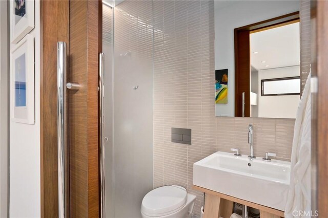 2517 Iris Way, Laguna Beach, CA 92651 - bathroom with tile walls and backsplash