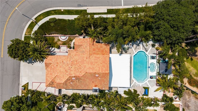 950 Chantel Dr, Corona, CA 92879 - aerial view of a pool area