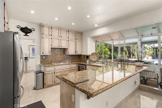 950 Chantel Dr, Corona, CA 92879 - kitchen featuring freestanding refrigerator, a peninsula, a sink, backsplash, and recessed lighting