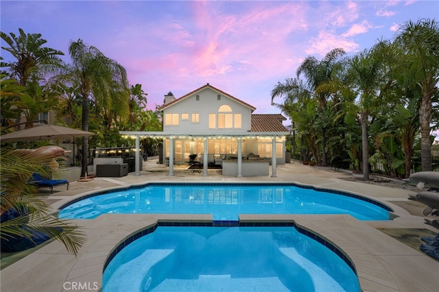 950 Chantel Dr, Corona, CA 92879 - swimming pool with an in-ground hot tub, a patio, and outdoor lounge area