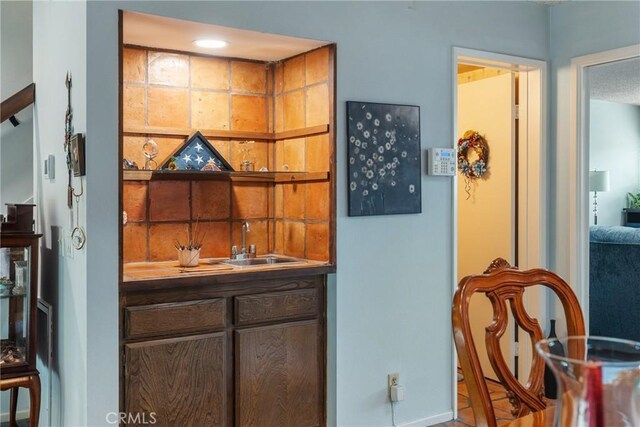 46 Lincoln Ct, Buena Park, CA 90620 - indoor wet bar with baseboards