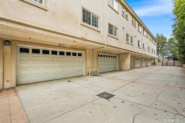 5740 S Glennie Ln Unit C, Los Angeles, CA 90016 - garage with driveway