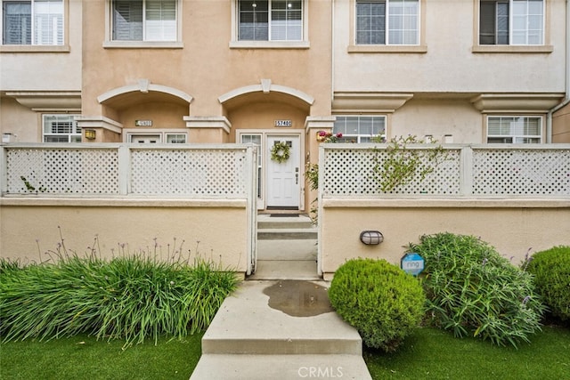 5740 S Glennie Ln Unit C, Los Angeles, CA 90016 - view of exterior entry with stucco siding