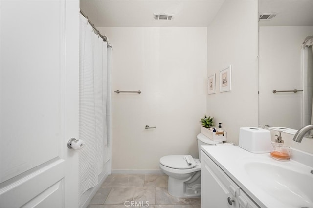 5740 S Glennie Ln Unit C, Los Angeles, CA 90016 - full bath featuring vanity, toilet, a shower with curtain, and baseboards