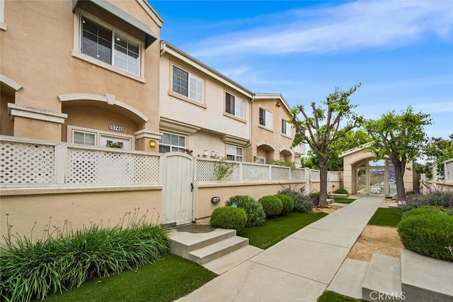 5740 S Glennie Ln Unit C, Los Angeles, CA 90016 - view of home's community featuring a fenced front yard and a gate