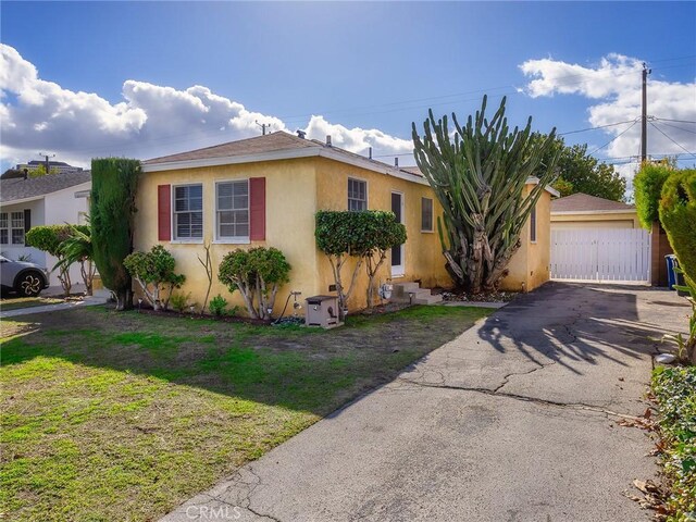 517 N Avon St, Burbank, CA 91505 - view of front of property featuring stucco siding, a garage, and a front lawn