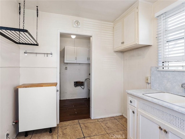 517 N Avon St, Burbank, CA 91505 - laundry area featuring light tile patterned floors, a sink, and baseboards