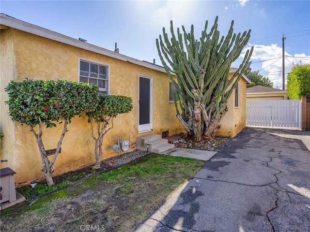 517 N Avon St, Burbank, CA 91505 - view of front of home featuring entry steps and stucco siding