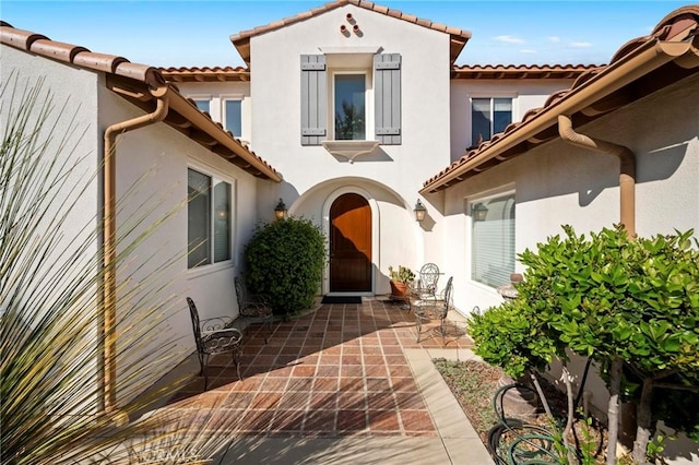 3262 Bluebird Cir, Simi Valley, CA 93063 - entrance to property with stucco siding, a tiled roof, and a patio area