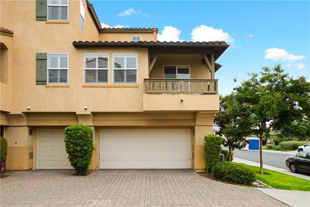 367 Caminito Barcelona, Chula Vista, CA 91914 - view of front facade featuring a garage, stucco siding, driveway, and a balcony