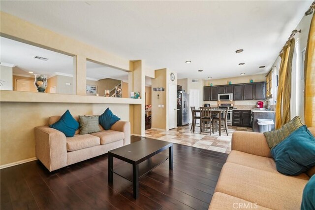 1109 Leopard Ln, Perris, CA 92571 - living area featuring wood finished floors, baseboards, and recessed lighting