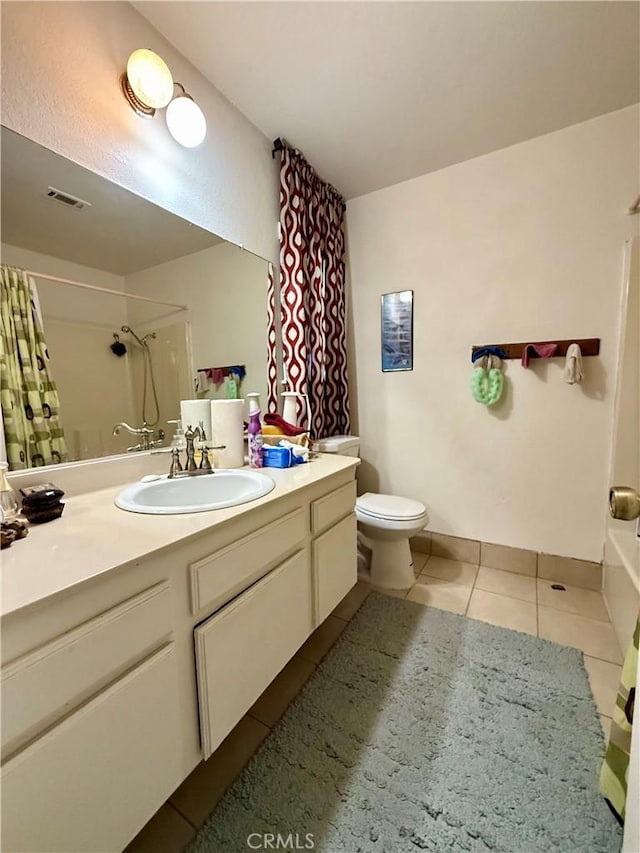 24859 Rock Springs Trl, Moreno Valley, CA 92557 - full bath featuring tile patterned floors, toilet, vanity, and shower / bath combo with shower curtain